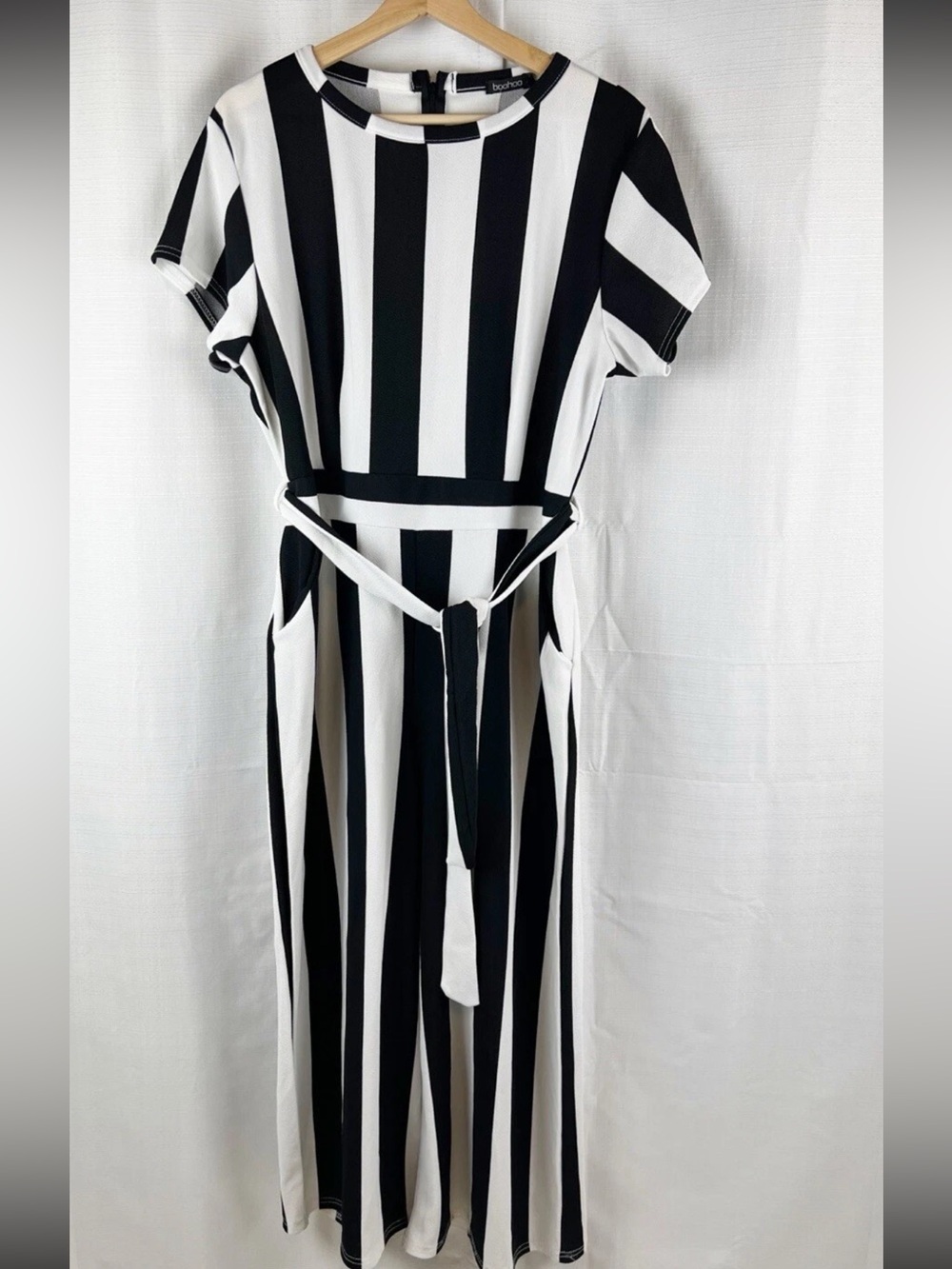 Boohoo Striped Culotte Jumpsuit with Tie Waist US women’s size 24 NWT